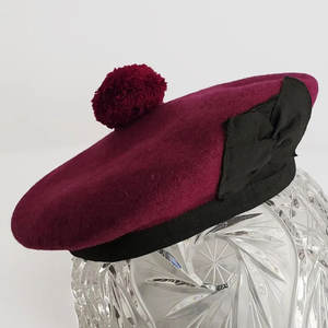 หมวกบัลมอราลทำมือ 100% จากขนสัตว์ หมวกชาวสก็อตแบบดั้งเดิมพร้อมพู่ห้อยปอมปอม รุ่นปี 2026 - Product Image 1