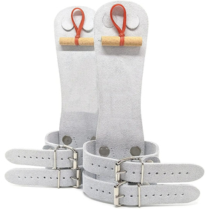 Poignées de gymnastique premium à 2 trous avec une construction durable et un ajustement confortable. Les poignées de gymnastique à 2 trous offrent un excellent soutien. - Product Image 5