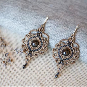 Boucles d'oreilles pendantes en macramé hématite faites à la main, pierre naturelle grise, cordon beige et noir, bijoux artisanaux bohèmes - Product Image 1