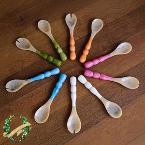 Collection de cuillères et fourchettes à salade en résine marbrée avec motifs tourbillonnants uniques pour la vaisselle de cuisine et la présentation des aliments - Product Image 6