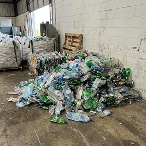 Material de Reciclaje Plástico Industrial: Hojuelas de Botellas PET Clasificadas para Importadores con Empaque Limpio y Suministro a Granel - Product Image 1
