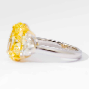Anillo de Tres Piedras de Diamante Amarillo de Corte Ovalado de 5.00Ct, Oro Blanco de 14K, VS2, Cultivado en Laboratorio, Joyería de Compromiso de Lujo, Estilo de Diseñador - Product Image 6