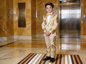 Ensemble de costume noir brodé pour garçons avec motif feuille d'or – Smoking formel pour mariage et fête pour enfants - Product Image 5