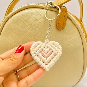 Porte-clés en forme de cœur, objet décoratif, charme en macramé fait main, parfait pour les sacs, les clés et la décoration de la maison - Product Image 6