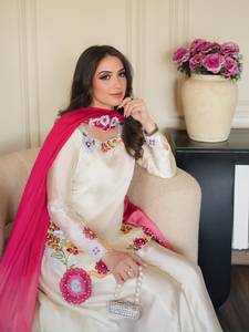 Ensemble prêt-à-porter entièrement cousu avec haut en soie de verre romain brodé de perles et de motifs, bas Sharara et dupatta - Product Image 3