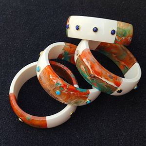 Bracelet en résine tendance fait main léger promotionnel de luxe rond pour femme, accessoires de créateur à la mode - Product Image 3