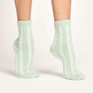 Calcetines de Yoga y Pilates de Punto Grueso con Rayas y Logotipo Personalizado de Alta Calidad en Colores Pastel Verdes para Mujer, Calcetines Antideslizantes - Product Image 3