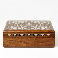 Boîte artisanale carrée en bois de manguier avec incrustations géométriques en laiton et coquillages, décorative, pour rangement et souvenirs, 1 kg, pour salon