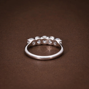 Anillo de Diamantes de Corte Redondo, Creados en Laboratorio, con Cinco Piedras, Banda de Diamantes con Garras Compartidas, Piedras Certificadas F-G VVS VS, Anillo de Compromiso de Oro Sólido - Product Image 4