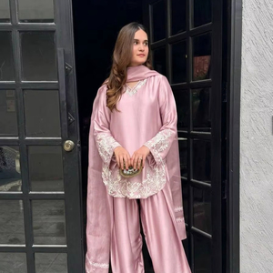 Ensemble élégant de kurta en soie crêpe brodée avec palazzo farshi et dupatta en filet – Prêt-à-porter - Product Image 1