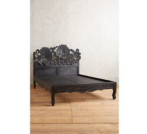 Cadre de lit en bois massif artisanal de luxe, orné de sculptures florales de tournesol, finition noire mate charbon de bois - Product Image 1