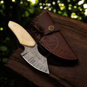 Cuchillo Skinner de Acero de Damasco Hecho a Mano con Mango de Hueso de Vaca y Funda de Cuero - Product Image 1