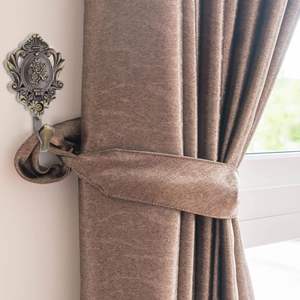 Crochets et rails muraux de luxe écologiques en aluminium finition or antique pour suspendre vêtements, manteaux, rideaux et clés - Product Image 1