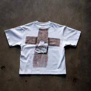 เสื้อยืดผู้ชายทรงครอปขนาดใหญ่พิเศษ ดีไซน์ขอบดิบ แต่งลายขาดๆ พร้อมปักตัวเลขด้านหลัง - Product Image 6