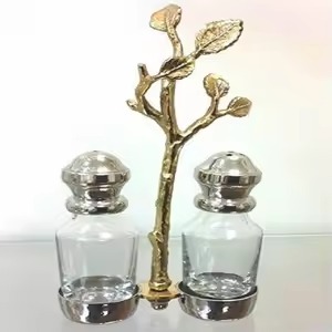 Ensemble moderne de salières et poivrières en métal avec base ondulée, durable, lavage à la main uniquement - Product Image 4