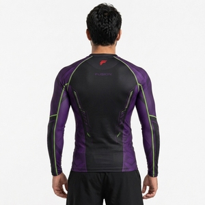 Rashguard de qualité pour homme, conçu avec un tissu extensible léger, coupe confortable et performance durable pour les activités quotidiennes. - Product Image 2