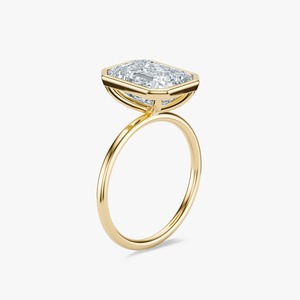 Anillo solitario de oro amarillo de 14 quilates con diamante de laboratorio de corte esmeralda y engaste de bisel para mujer - Product Image 2