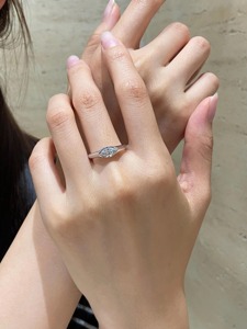 Anillo de Compromiso Solitario de Oro Blanco de 14K con Diamante de Laboratorio de Corte Marquesa de Lujo, Certificado IGI, Claridad VS+, Estilo Minimalista - Product Image 4