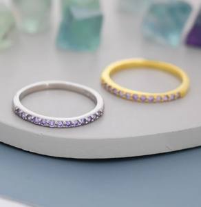 แหวนอะเมทิสต์สีม่วงไลแลคแบบครึ่งวง ประดับเพชร CZ สีเขียวม่วง บนตัวเรือนเงินสเตอร์ลิงหรือทอง ดีไซน์เรียบหรู แหวนแบบซ้อนได้ - Product Image 3