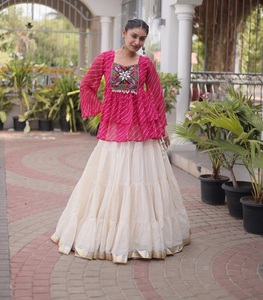 Lehenga Choli de diseño étnico tradicional indio, colección Navaratri, con estampado Bandhani y diseño Kutchi para mujeres, ropa elegante. - Product Image 1