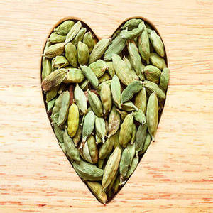 Cardamome verte entière de qualité supérieure, brute, 100% pure et fraîche, FitTree International, 1 kg, durée de conservation de 24 mois, morceaux, fraîche et sèche, épices simples - Product Image 1