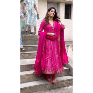 TRENDING GEORGETTE BORDADO IMPRESO DIGITAL SECUENCIA BATA DE TRABAJO FONDO CON DUPATTA RANI - Product Image 1