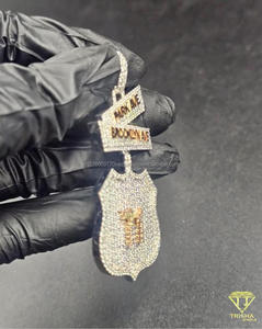 Pendentif de style urbain haut de gamme avec nom personnalisé et diamants en moissanite - Product Image 1
