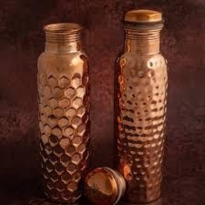 Bouteille d'eau en cuivre martelé nid d'abeille, design texturé hexagonal, bouchon anti-fuite, bouteille réutilisable pour usage quotidien - Product Image 4