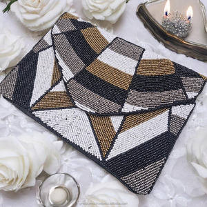 Bolso de Mano Tipo Clutch con Cuentas Geométricas, Bolso de Noche Hecho a Mano, Diseño de Lujo en Negro, Blanco y Dorado, Personalizado para Bodas y Fiestas - Product Image 5