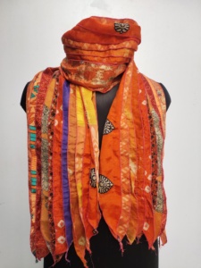 Écharpe en soie orange à imprimé géométrique ethnique, forme carrée, multifonctionnelle, tendance pour femmes, toutes saisons - Product Image 4