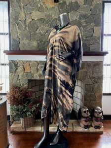 Vestido Caftán de Rayón Color Marrón Arena con Estampado Shibori Tie Dye, Estilo Boho, Arte Vestible, Corte Holgado - Product Image 4