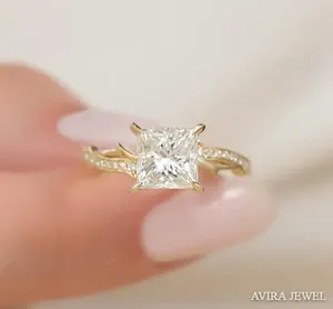 Anillo de Diamante Cultivado en Laboratorio al por Mayor, Corte Princesa de 1 Quilate, Oro Blanco de 10k, 14k, 18k, Anillo de Compromiso Solitario de Alta Gama para Mujer, Avira Jewels India - Product Image 1