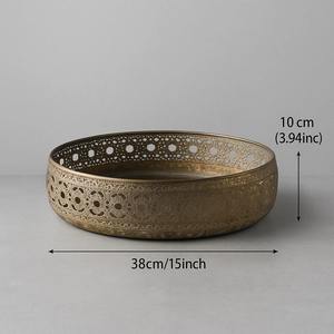 Plateau de service rond en métal doré ajouré, idéal pour les occasions festives, les mariages, les cadeaux, la présentation sur les tables à la maison et à l'hôtel, provenant d'Inde. - Product Image 2