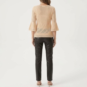 Blusa de punto con cuello en V y manga acampanada para mujer, diseño hueco de ganchillo, transparencias de tres cuartos, elegante, casual, ajuste regular, beige - Product Image 3