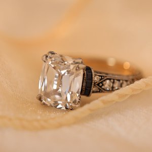Bague en or 18 carats d'inspiration antique avec saphir bleu taille coussin allongée de 4,50 carats, pierres latérales et diamants de laboratoire filigranés - Product Image 5