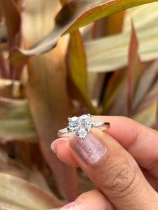 Elegante Anillo de Compromiso de Diamantes para Novia con Diseño Clásico de Corte Redondo Escalonado a Buen Precio - Product Image 2