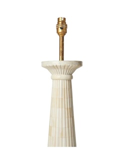 Lámpara de Noche Artesanal con Incrustaciones de Hueso, Elegante Diseño de Mosaico Hecho a Mano, Estilo Art Deco, Lámpara de Mesa Personalizable con Pantalla Beige - Product Image 4
