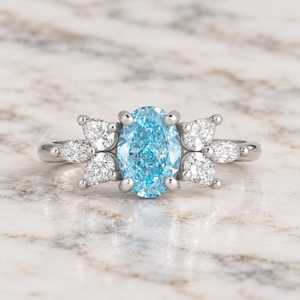 Bague en argent 925 avec diamant ovale de 2,00 carats bleu vif floral, certifié IGI, cultivé en laboratoire, collection Wishes pour elle - Product Image 1