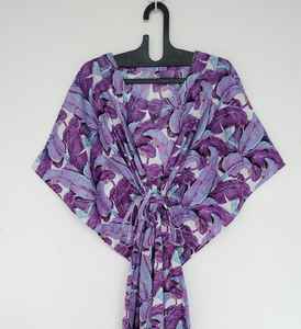 Robe kaftan en coton à feuilles violettes faite à la main en Inde, mode bohème pour femmes - Product Image 1
