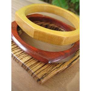 Brazaletes Artesanales de Resina y Madera, Accesorios de Moda de Cristal que Reflejan un Trabajo Único - Product Image 6