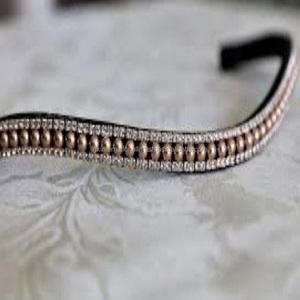 Cob completo y tamaños personalizados Black Curve 3 filas de Pearl & Crystals cadena de metal banda de cuero para cejas de caballo a precio mayorista - Product Image 3