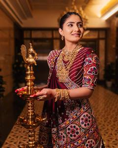 Conjunto de Lehenga Choli Bordado en Algodón Borgoña, Estilo Banarasi de Terciopelo, Vestido de Novia Indio con Dupatta para Fiestas y Festivales - Product Image 4
