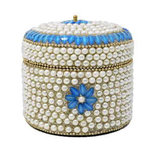 Boîte à bijoux de luxe personnalisée en métal de forme ronde pour cadeau de cérémonie, idéale comme boîte à dragées de mariage sur mesure - Product Image 3