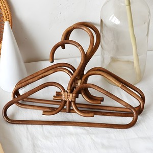 Producteur d'accessoires vestimentaires, prix avantageux, cintres de qualité supérieure, magnifiques cintres en rotin pour vêtements. - Product Image 1