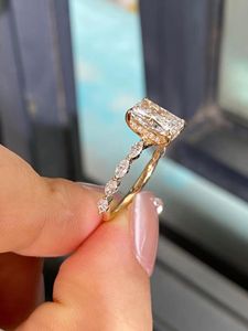 Bague de fiançailles de luxe à taille radiant avec pierres latérales marquise en or 14 carats, bijoux fins, diamant de laboratoire, fabricant - Product Image 3