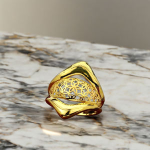 แหวนทองรังผึ้งที่ดูโดดเด่นและซับซ้อน |   ดีไซน์ลายดอกไม้แบบวงกว้าง |   เครื่องประดับชิ้นเด่น น้ำหนัก 3.940 กรัม - Product Image 4