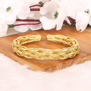 Bracelet ouvert en fil métallique |   Bijoux en laiton plaqué or - Product Image 3