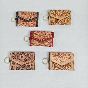 Tarjetero de Cuero Genuino Hecho a Mano con Grabado Floral, Cierre Plegable Vintage, Cartera Corta Unisex - Product Image 5