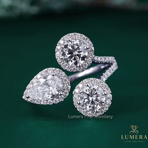 Bague de fiançailles premium en diamant de laboratoire poire, avec double halo de pierres latérales rondes, sertissage pavé incurvé à branches séparées, bijou de déclaration - Product Image 1