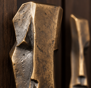 Tirador de Puerta Texturizado Hecho a Mano con Acabado Bronce Antiguo, Manija Larga y Robusta para Gabinetes, Herraje Decorativo para Muebles de Interiores de Lujo - Product Image 5